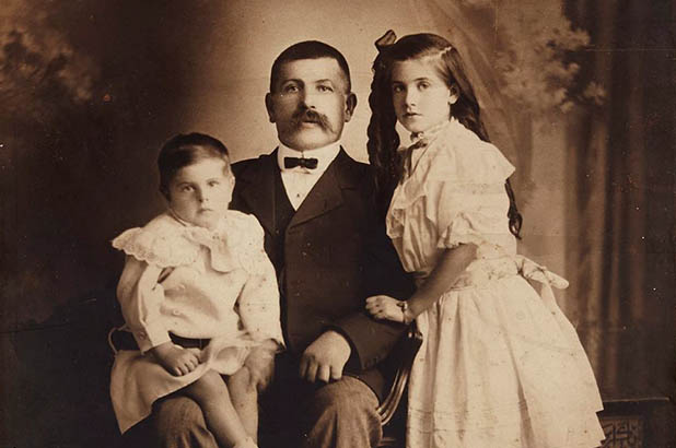Portrait of Hugo Youngein with his children, Herbert on the left and Jenny on the right.