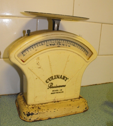 Photograph of a 1950s vintage set of cream coloured scales